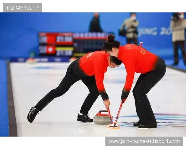 冰壶队员弯腰擦冰擦到脸红,队友笑成一片 冰壶队员弯腰擦冰擦到脸红,队友笑成一片