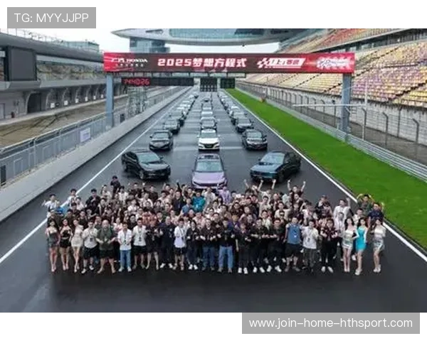 F1赛事赛道体验日吸引大量车迷亲身感受速度魅力