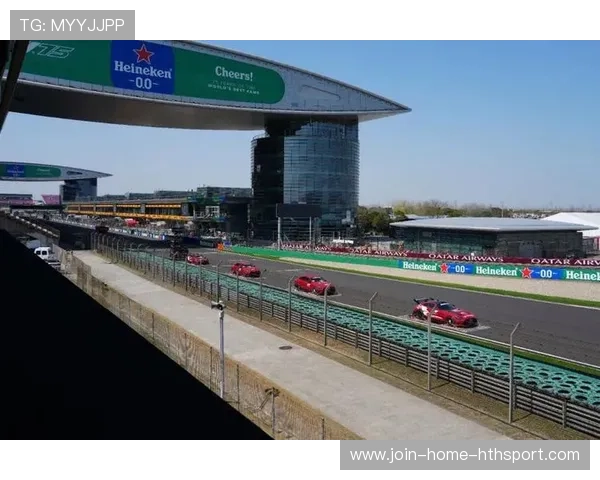 F1赛事赛道体验日吸引大量车迷亲身感受速度魅力 F1赛事赛道体验日吸引大量车迷亲身感受速度魅力